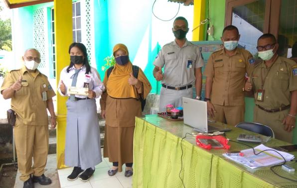 Beberapa pelajar di SMA Negeri I Riau Silip Kabupaten Bangka, ikut aktif membayar pajak kendaraan bermotor di Perjaka Berkah Samsat Bangka, Selasa, 12 Oktober 2021