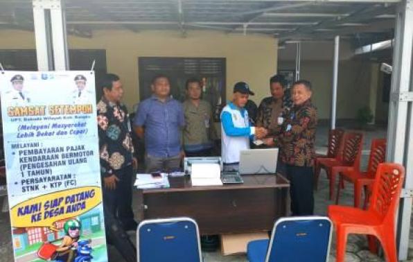 Kepala UPT. Samsat Sungailiat menyerahkan STNK kepada Pemilik di Samsat Setempoh, Kantor Kec.Merawang Bangka, Sabtu, 03 Agustus 2019