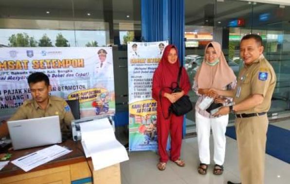 Kepala UPT.Babel Wil.Kab.Bangka Menyerahkan STNK Kepada WPL di Samsat Setempoh, Senin, 09 September 2019