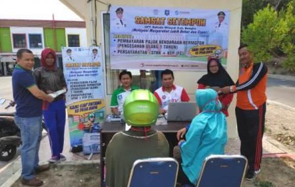 Penyerahan STNK Pembayaran Pajak 1 Tahun oleh KA.UPT.Bakuda Wil.Bangka, Yeri,S.Sos kepada WPL di Pasar Higienis Air Ruai Pemali Bangka, Jum'at, 20 September 2019