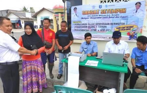 Kepala UPTB.Bakuda Babel Wil.Kab.Bangka, Yeri,S,Sos Menyerahkan STNK Milik WPL Yang Membayar Pajak di Samsat Setempoh Pasar Belinyu Bangka, Rabu, 25 September 2019