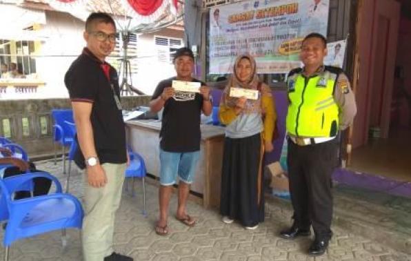 Kasi Penagihan UPT.Bakuda Wil.Kab.Bangka, Benny Helmi,SE & Perwakilan POLDA Kep.Babel, Brigadir Fredy Pernando, SH Memberikan STNK WPL di Samsat Setempoh, Desa Bakam Kec. Bakam Kab. Bangka, Jum'at, 11 Oktober 2019