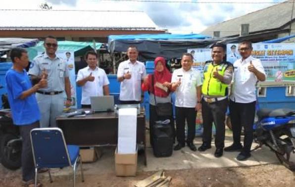 Kepala UPT. Bakuda Babel Wilayah Kabupaten Bangka Melayani Masyarakat Yang Membayar Pajak 1 Tahun di Samsat Setempoh Samsat Sungailiat, Rabu, 04 Desember 2019