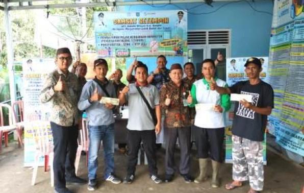Kepala UPT,Bakuda Babel Wilayah Kabupaten Bangka, Yeri,S,Sos Beserta Staf Bagian Penagihan Berfoto Bersama Masyarakat Di Samsat Setempoh Desa Kota Kapur Kecamatan Mendo Barat Kabupaten Bangka, Kamis, 26 Desember 2019