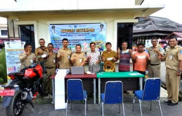 Kepala UPT.Bakuda Babel Wilayah Kabupaten Bangka, Yeri,S.Sos Beserta Staf Melaksanakan Kegiatan Samsat Setempoh Di Pasar Baru Kecamatan Belinyu Kabupaten Bangka, Senin, 30 Desember 2019