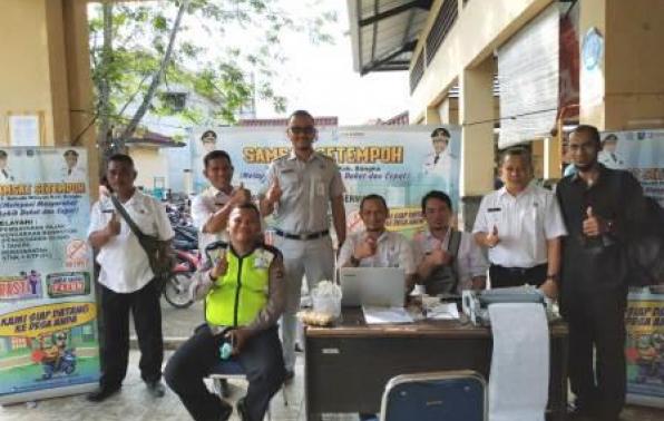 Kepala UPT.Bakuda Babel Wilayah Kabupaten Bangka, Yeri,S,Sos Bersama Staf Bagian Pendaftaran, Pendataan & Penagihan Samsat Sungailiat Melaksanakan Kegiatan Samsat Setempoh DI Pasar Pagi Kenanga Sungailiat Bangka, Rabu, 12 Februari 2020