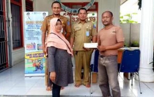 Pegawai Samsat Sungailiat Memberikan Pelayanan Pembayaran Pajak Kendaraan Bermotor Roda 2 & Roda 4  Di Kegiatan Samsat Setempoh, SPBU Sinar Jaya Sungailiat Bangka, Selasa, 25 Februari 2020
