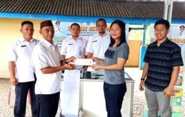 Kepala Desa Kace Menyerahkan 1 Buah STNK Kendaraan Bermotor Roda 2 Milik Masyarakat Desa Kace Yang Membayar Pajak Kendaraan Bermotor Roda 2 Teliti Ulang 1 Tahun di Kegiatan Samsat Setempoh, Rabu, 26 Februari 2020