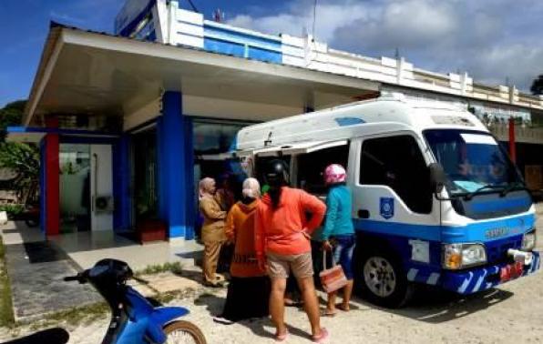 Pegawai Samsat Memberikan Pelayanan Pembayaran Pajak Kendaraan Bermotor Roda Dua Dan Roda Empat Teliti Ulang Satu Tahun (Sampling) Di Simpang Lumut Riau Silip Kab.Bangka,Selasa,03 Maret 2020 