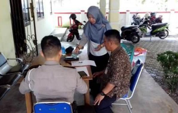 Petugas Samsat Setempoh Memberikan Pelayanan Pajak Kendaraan Bermotor Roda 2 dan Roda 4 Teliti Ulang 1 Tahun Di Kantor Desa Cit Riau Silip Kabupaten Bangka, Kamis, 26 Maret 2020