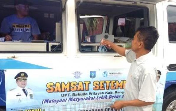 Masyarakat Membayar Pajak Kendaraan Bemrmotor Roda 2 (Teliti Ulang 1 Tahun ) Di Giat Samsat Setempoh, Pasar Malam Kenanga Sungailiat Bangka, Senin, 17 Februari 2020