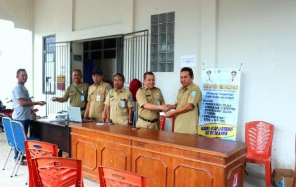 Petugas Samsat Setempoh Melayani WPL di UPT. Pasar Sungailiat Pasar Kite Sungailiat, Senin,29 Juli 2019