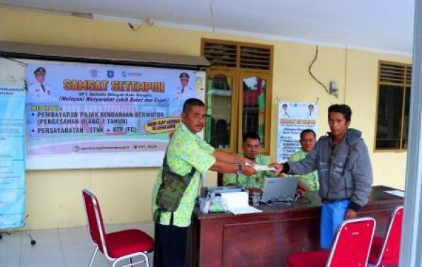 Yurizal (Staf Penagihan UPT. Bakuda Babel) Menyerahkan STNK Teliti 1 Tahun Kepada WPL di Kantor Desa Deniang Kec. Riau Silip Kab. Bangka