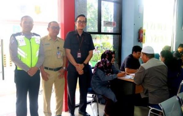 Kasi Integrasi & Pengolahan Statistik BPS Babel, Livio Mayesta, SST & Staf BPS Babel Melaksankan Survey Hasil Reformasi Birokrasi di Samsat Sungailiat, Selasa, 10 September 2019