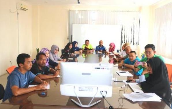Kasubbag TU UPT.Bakuda Wil.Kab.Bangka, Haryantono,SE Menyampaikan Penjelasan Pengisian IKI Kepada Pegawai Samsat Sungailiat di Ruang Serumpun UPT.Bakuda Wil.Kab.Bangka, Jum'at, 04 Oktober 2019