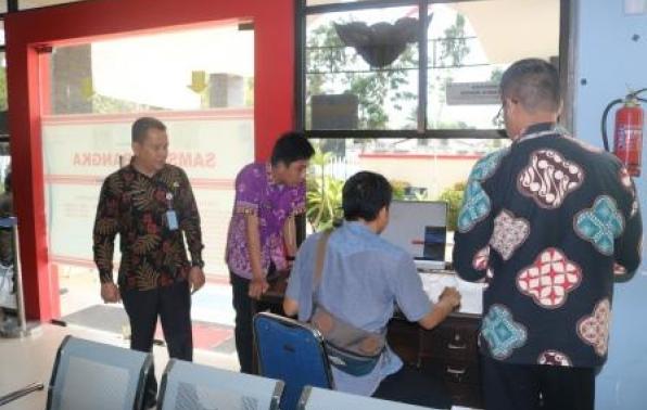 Pemasangan Perangkat Komputer Untuk Kegiatan IKM Online di Samsat Sungailiat Yang Dipantau Langsung Oleh Ka.UPT. Bakuda Wilayah Kabupaten Bangka, Yeri,S,Sos, Sabtu, 19 Oktober 2019