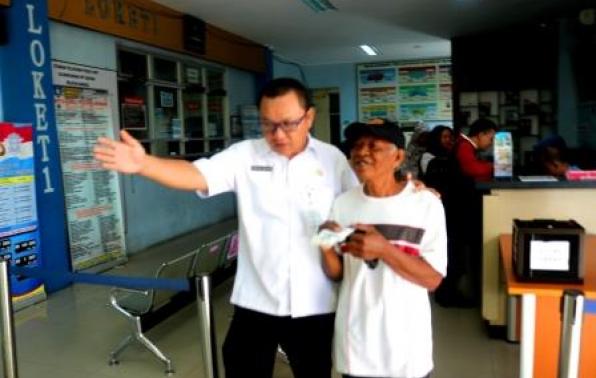 Pegawai Samsat Sungailiat Membantu Mengarahkan Masyarakat (WPL) Yang Akan Membayar Pajak Teliti Ulang 1 Tahun Menuju Loket Khusus Di Samsat Sungailiat, Selasa, 20 November 2019