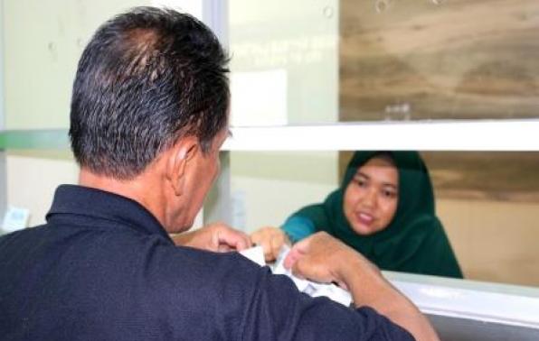 Petugas Bagian Loket Informasi Cek Progresif R4,Alat Berat & APT Sedang Melayani Masyarakat Di Samsat Sungailiat, Sabtu, 23 November 2019