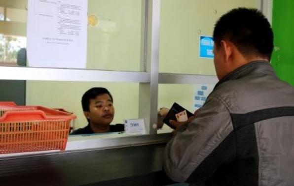 Petugas Bank SumselBabel Sedang Melayani Masyarakat Yang Akan Membayar Pajak di Samsat Sungailiat, Sabtu, 23 November 2019