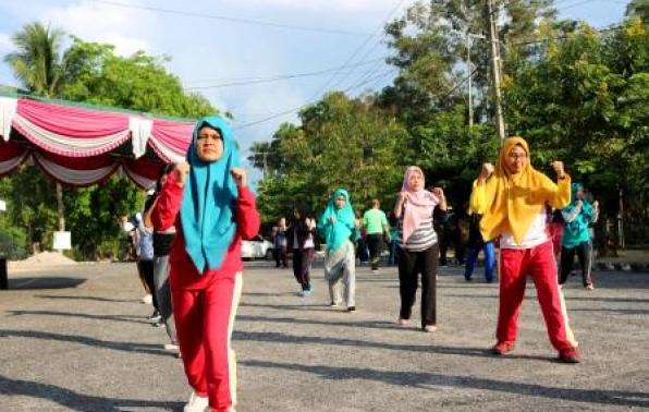 Pegawai Samsat Sungailiat Melaksanakan Kegiatan Senam Pagi Di Halaman Kantor Samsat Sungailiat, Jum'at, 29 November 2019