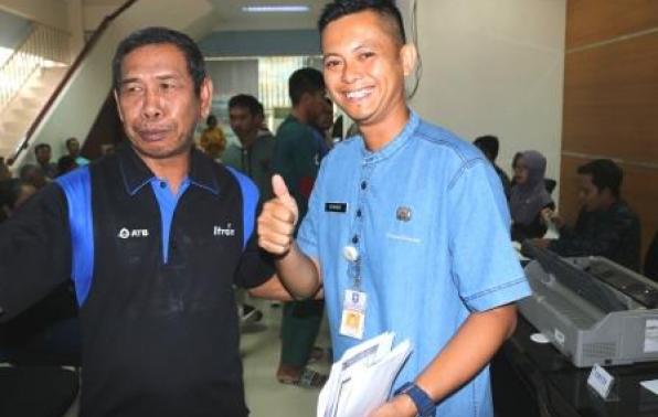 Pegawai Samsat Sungailiat Memberikan Pelayanan Kepada Masyarakat Yang Datang Ke Kantor Samsat Sungailiat, Jum'at, 03 Januari 2020