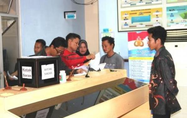 WPL (Wajib Pajak Langsung) Mengisi Surat Pendaftaran & Pendataan Kendaraan Bermotor (SPPKB) Untuk Melaksanakan Proses Kegiatan Pemutihan BBNKB II Di Kantor Samsat Sungailiat, Sabtu, 04 Januari 2020