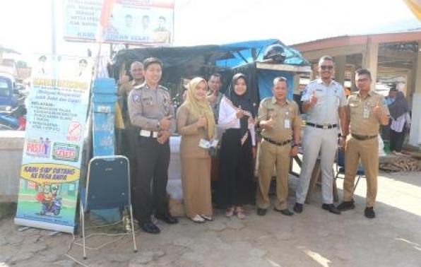 Kepala UPT.Bakuda Babel Wilayah Kabupaten Bangka, Yeri, S,Sos Bersama-sama Pegawai Samsat Sungailiat Melaksanakan Kegiatan Samsat Setempoh Di Pasar Pagi Desa Baturusa Kecamatan Merawang Kabupaten Bangka, Senin, 02 Maret 2020