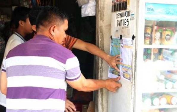 Pegawai Samsat Sungailiat Melaksanakan Sosialisasi Jadwal Kegiatan Samsat Setempoh Di salahsatu  Warung Toko Milik Warga Di Desa Baturusa Kecamatan Merawang Kabupaten Bangka, Jum'at, 06 Maret 2020