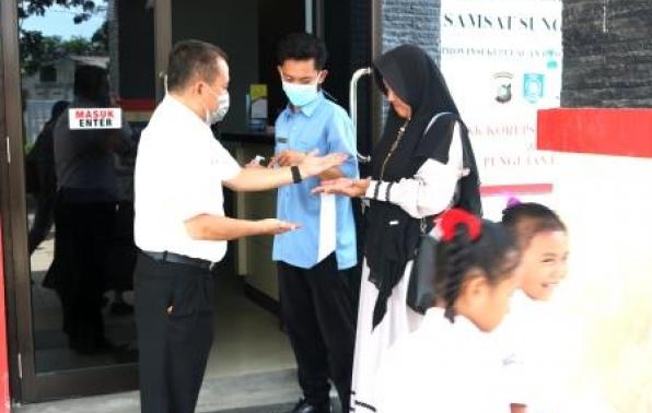 Kepala UPT.Bakuda Babel Wilayah Kabupaten Bangka, Yeri, S,Sos Memberikan Pelayanan Kebersihan Kepada WPL Dalam Rangka Upaya Pencegahan Penyebaran Covid-19 Di UPT. Bakuda Babel Wilayah Kabupaten Bangka, Rabu, 18 Maret 2020