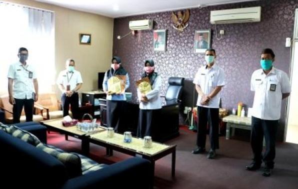 Kepala UPT.Bakuda Babel Wilayah Kabupaten Bangka, Yeri S,Sos Di dampingi Kasubag TU Samsat Bangka, Kasi Penetapan Samsat Bangka & Kasi Penagihan Samsat Bangka Memberikan Piagam Penghargaan PNS Teladan & PHL Loyal Samsat Bangka 2020 Semseter II  Di Ruang Kepala UPT. Bakuda Babel Wilayah Kabupaten Bangka, Rabu, 08 April 2020