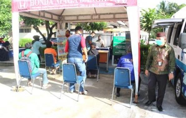 Kepala UPT.Bakuda Babel Wilayah Kabupaten Bangka, Yeri,S,Sos Memantau Pelaksanaan Samsat Setempoh Di Halaman Kantor Samsat Sungailiat Dalam Rangka Mengantisipasi Meningkatnya Kegiatan Pembayaran Pajak Di Samsat Sungailiat, Kamis, 04 Juni 2020