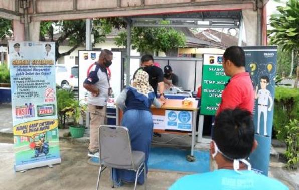 Pegawai Samsat Sungailiat Memberikan Pelayanan Publik Pelayanan Pembayaran Pajak Teliti Ulang 1 Tahun Kepada Masyarakat Melalui Prgoram Samsat Setempoh Dalam Rangka Mengantisipasi Meningkatnya Animo Masyarakat Dalam Membayar Pajak Kendaraan Bermotor R2 & R4 Di Samsat Sungailiat, Jum'at 05 Juni 2020