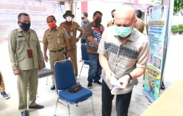 Ketua DPRD Babel, Didit Srigusjaya, SH, MH di dampingi Anggota DPRD Babel Dari Komisi IV, Toni Purnama,SE Melaksanakan Kegiatan Kunjungan Kerja Dalam Rangka Meninjau Pelaksanaan Pelayanan Publik Di Samsat Sungailiat Selama Pandemi Covid-19 Di Samsat Sungailiat, Selasa, 09 Juni 2020
