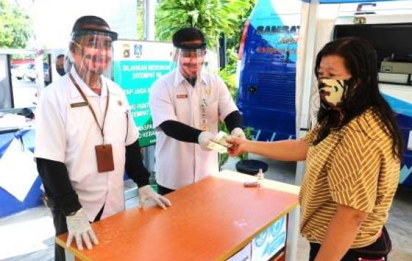 Pegawai Samsat Sungailiat Melaksanakan Kegiatan Pelayanan Publik (Pelayanan Pembayaran Pajak Teliti Ulang 1 Tahun) Dengan Menambah Loket Tambahan di Halaman Kantor Samsat Sungailiat Untuk Mengantisipasi Meningkatkan Animo Masyarakat Dalam Membayar Pajak & Mencegah Penyebaran Virus Corona Di Samsat Sungailiat, Rabu, 10 Juni 2020