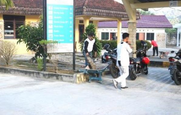 Kepala UPT.Bakuda Babel Wilayah Kabupaten Bangka, Yeri,S,Sos Bersama-sama Dengan Pegawai Samsat Sungailiat Melaksanakan Kegiatan Gotong Royong Dalam Rangka Mengantisipasi Penyebaran Virus Corona & Era New Normal di Samsat Sungailiat, Rabu, 12 Juni 2020