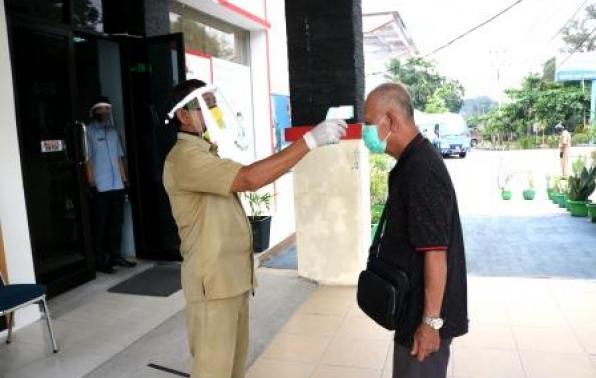 Pegawai Samsat Sungailiat Melaksanakan Cek Suhu Tubuh WPL Yang Akan Membayar Pajak Dalam Rangka Mencegah Penyebaran Virus Corona & Mengikuti Aturan Keprotokolan Kesehatan, Sebelum Memasuki Ruang Pelayanan Samsat Sungailiat, Selasa, 16 Juni 2020