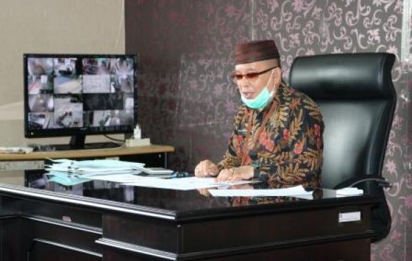 Kepala UPT.Bakuda Babel Wilayah Kabupaten Bangka, Yeri, S,Sos Menyampaikan Realisasi Pajak Sampai Bulan Mei 2020 Di Rapat Evaluasi Pungutan Pajak Di Samsat Sungailiat, Kamis, 25 Juni 2020
