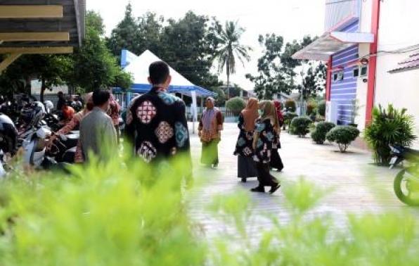 Pegawai Samsat Sungailiat Melaksanakan Kegiatan Berjemur Untuk Meningkatkan Stamina Tubuh Masa Pandemi Covid-19 Di Samsat Sungailiat, Sabtu, 27 Juni 2020