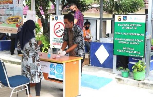 Pegawai Samsat Sungailiat Memberikan Pelayanan Pembayaran Pajak Kendaraan Bermotor Teliti Ulang 1 Tahun di Samsat Sungailiat, Sabtu, 27 Juni 2020