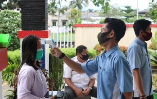 Pegawai Samsat Bangka Melaksanakan Cek Suhu Tubuh Kepada WPL Yang Membayar Pajak Kendaraan Bermotor Roda 2 Dan Roda 4 Di Samsat Bangka, Rabu, 01 Juli 2020