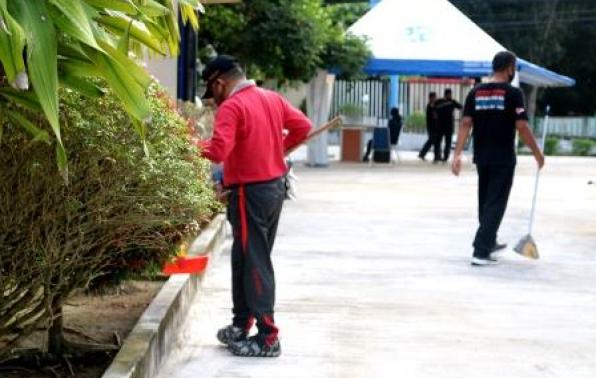 Kepala UPT.Bakuda Babel Wilayah Kabupaten Bangka, Yeri,S,Sos Mengajak Pegawai Samsat Bangka Untuk Melaksanakan Kegiatan Gotong Royong Di Samsat Bangka, Jum'at, 03 Juli 2020