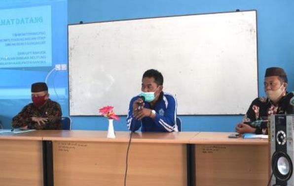 Kepala UPT Bakuda Provinsi Kepulauan Bangka Belitung Wilayah Kabupaten Bangka, Yeri, S,Sos menghadiri  sekaligus memberikan paparan tentang profil UPT.Bakuda Provinsi Kepulauan Bangka Belitung Wilayah Kabupaten Bangka/Samsat Bangka Dalam Rangka Pelaksanaan Monitoring Kompetensi Keahlian OTKP Di SMK Negeri 02 Jelutung Kelurahan Sinar Jaya/Jelutung Kecamatan Sungailiat Kabupaten Bangk, Kamis, 10 September 2020