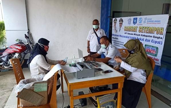 Pegawai Samsat Bangka Melaksanakan Kegiatan Samsat Setempoh Di Kantor Cabang Bank SumselBabel Kecamatan Puding Besar Kabupaten Bangka, Rabu, 06 Januari 2021