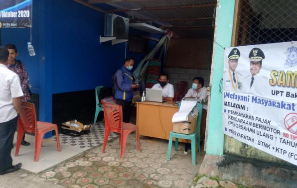 Pegawai Samsat Bangka Melaksanakan Pelayanan Publik Kepada Masyarakat Dalam Kegiatan Samsat Setempoh Samsat Bangka Di Kantor Desa Kemuja Kecamatan Mendo Barat Kabupaten Bangka, Rabu, 27 Januari 2021