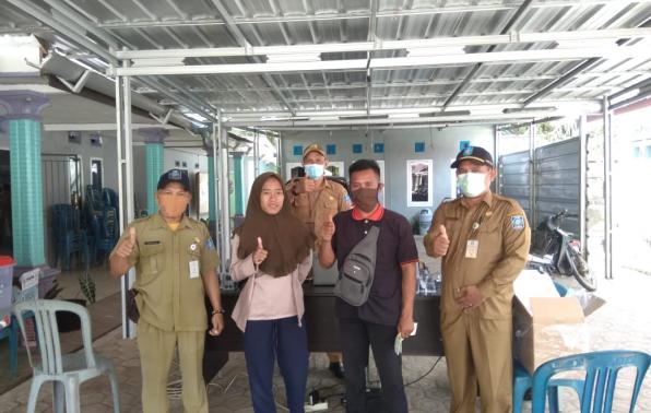 Petugas Samsat Bangka Memberikan Pelayanan Pembayaran Pajak Kendaraan Bermotor Roda 2 Dan Roda Khusus Pengesahan Ulang I Tahun Di Kantor Desa Kotawaringin Kecamatan Puding Besar Kabupaten Bangka, Senin, 22 Februari 2021