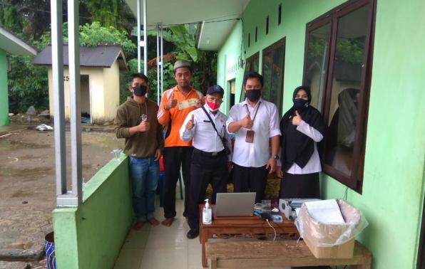 Pegawai Samsat Bangka Melaksanakan Kegiatan Samsat Setempoh Di Kantor Desa Saing Kecamatan Puding Besar Kabupaten Bangka, Rabu, 16 Desember 2020