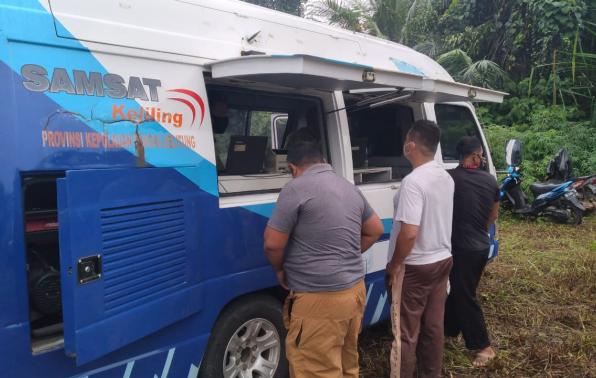 Petugas dari Samsat Bangka melayani masyarakat yang akan membayar pajak kendaraan bermotor roda 2 dan roda 4 khusus pegesahan ulang 1 tahun melalui kegiatan Samsat Setempoh Samsat Bangka Di Kantor Desa Penagan Kecamatan Mendo Barat Kabupaten Bangka, Kamis, 08 Oktober 2020