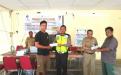 Kepala UPT. Bakuda Babel Wil.Kab.Bangka, Yeri,S.Sos & Brigadir Freddy Fermando,SH dari Polda Babel menyerahkan kepemilikan STNK kepada WPL di Kantor Desa Mapur Kec. Riau Silip Kab. Bangka, Selasa, 20 Agustus 2019