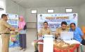Kepala UPT.Bakuda Wil.Kab.Bangka, Yeri,S,Sos Menyerahkan STNK Pembayaran Pajak 1 Tahun Milik Warga Desa Bintet  Yang Membayar Pajak di Samsat Setempoh, Kantor Desa Bintet Belinyu Bangka, Selasa, 24 September 2019