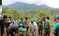 Asisten I Bidang Pemerintahan Dan Kesejahteraan Masyarakat Setda Provinsi Kepulauan Bangka Belitung, Bk.Yulizar Adnan, SE, MM Menanam Pohon Kelapa Pandan Wangi Di Bawah Kaki Gunung Maras Desa Berbura Kecamatan Riau Silip Kabupaten Bangka Dalam Rangka Hari Gunung Internasional, Sabtu, 12 Desember 2020 
